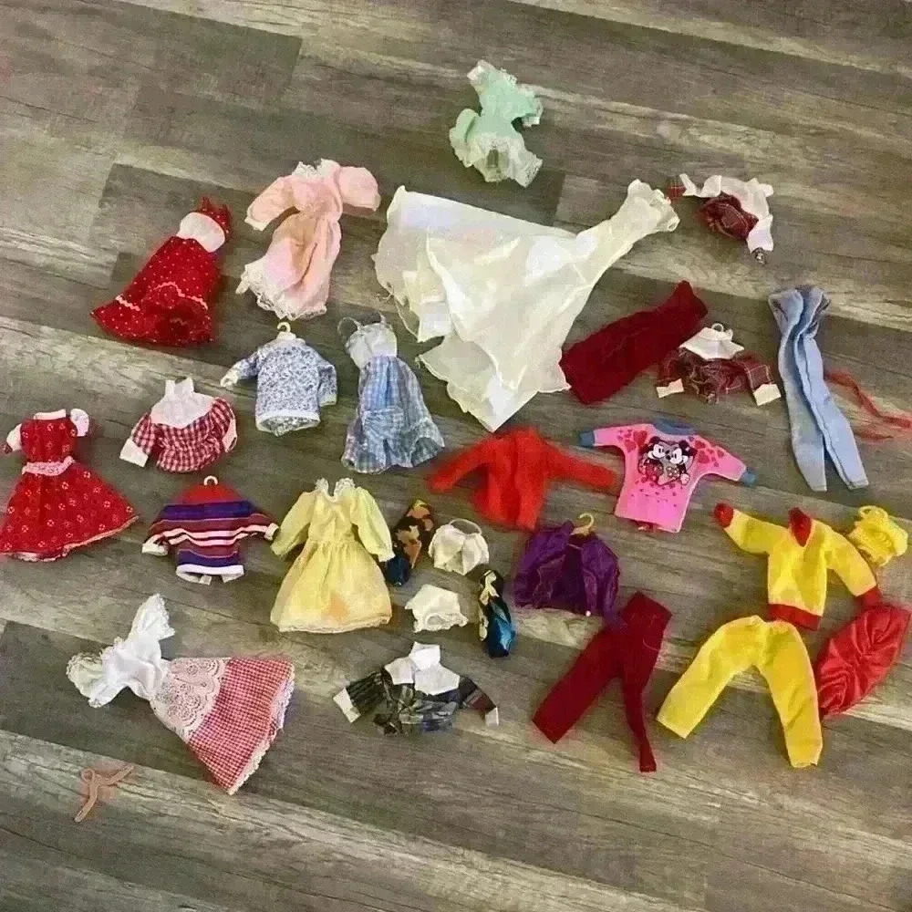 💙 Vintage Doll Closet Full of Clothes and Accessories to Fit Barbies - Picture 2 of 4